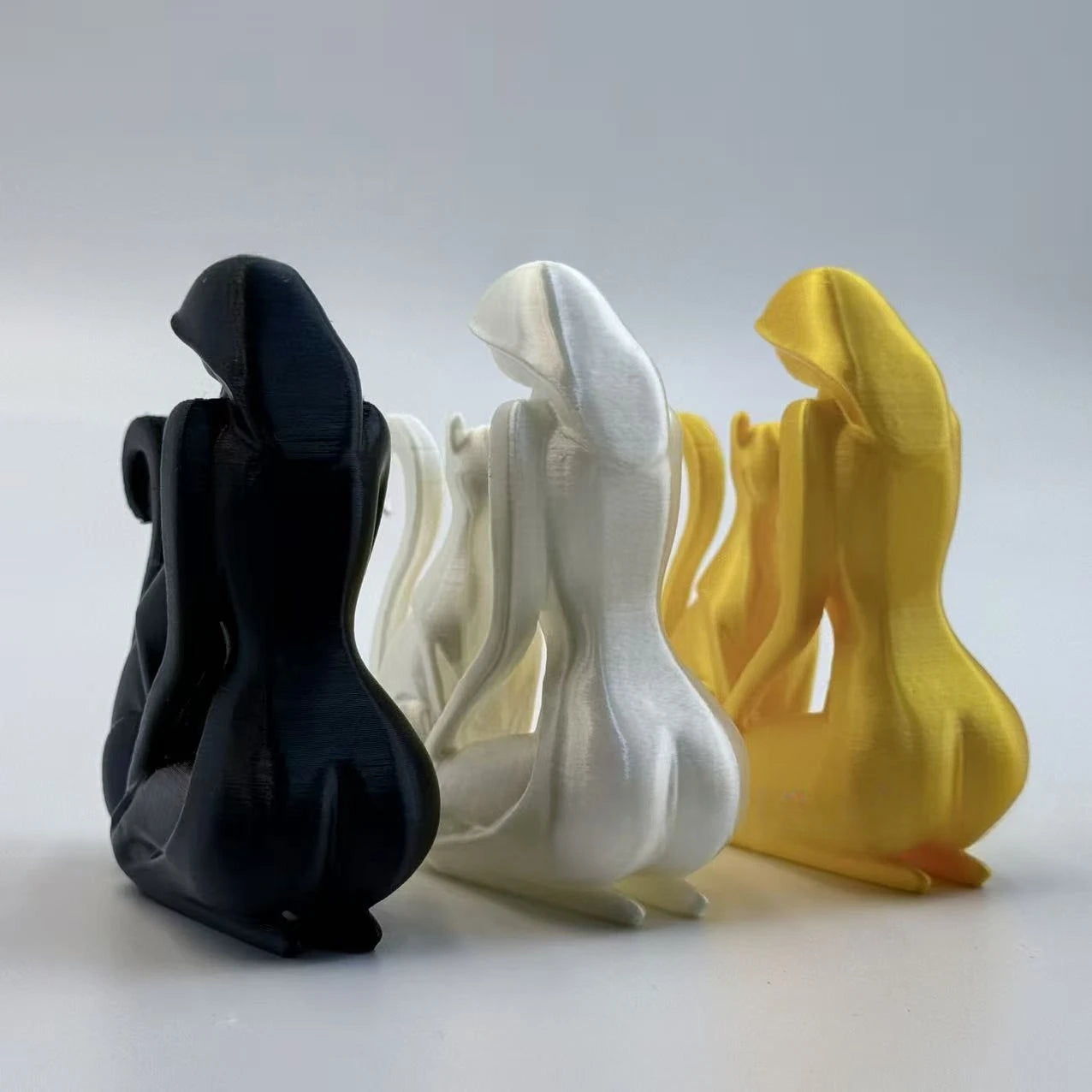 Keramička figura žene sa mačkom – dekorativna skulptura za dom