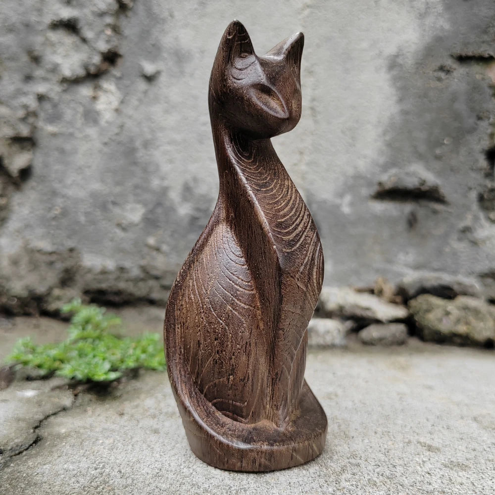 Drvena ručno rezbarena figura mačke – geometrijski stil, dekoracija za dom