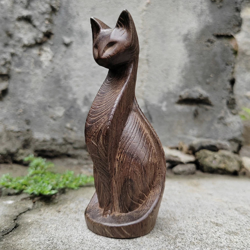 Drvena ručno rezbarena figura mačke – geometrijski stil, dekoracija za dom