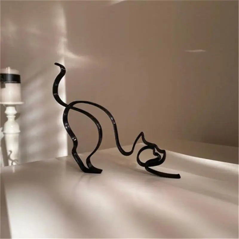 Metalna skulptura psa – apstraktna minimalistička figura za dom