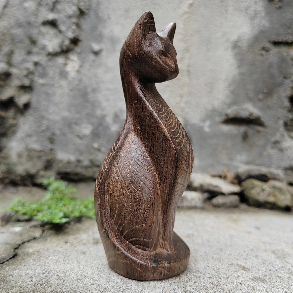 Drvena ručno rezbarena figura mačke – geometrijski stil, dekoracija za dom