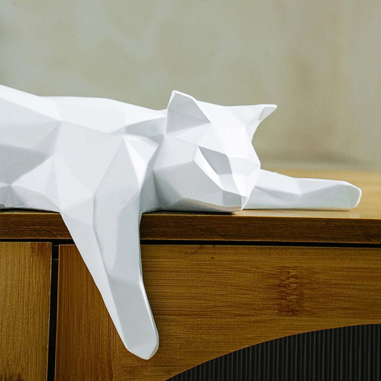 Geometrijska skulptura mačke u ležećem položaju – moderna dekoracija za dom